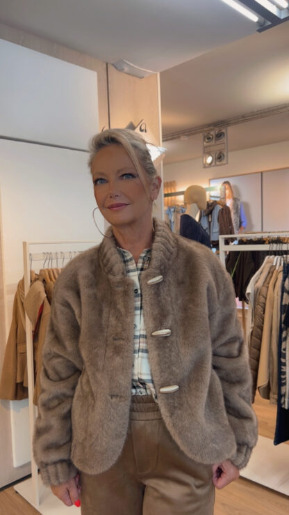 veste en fausse fourrure